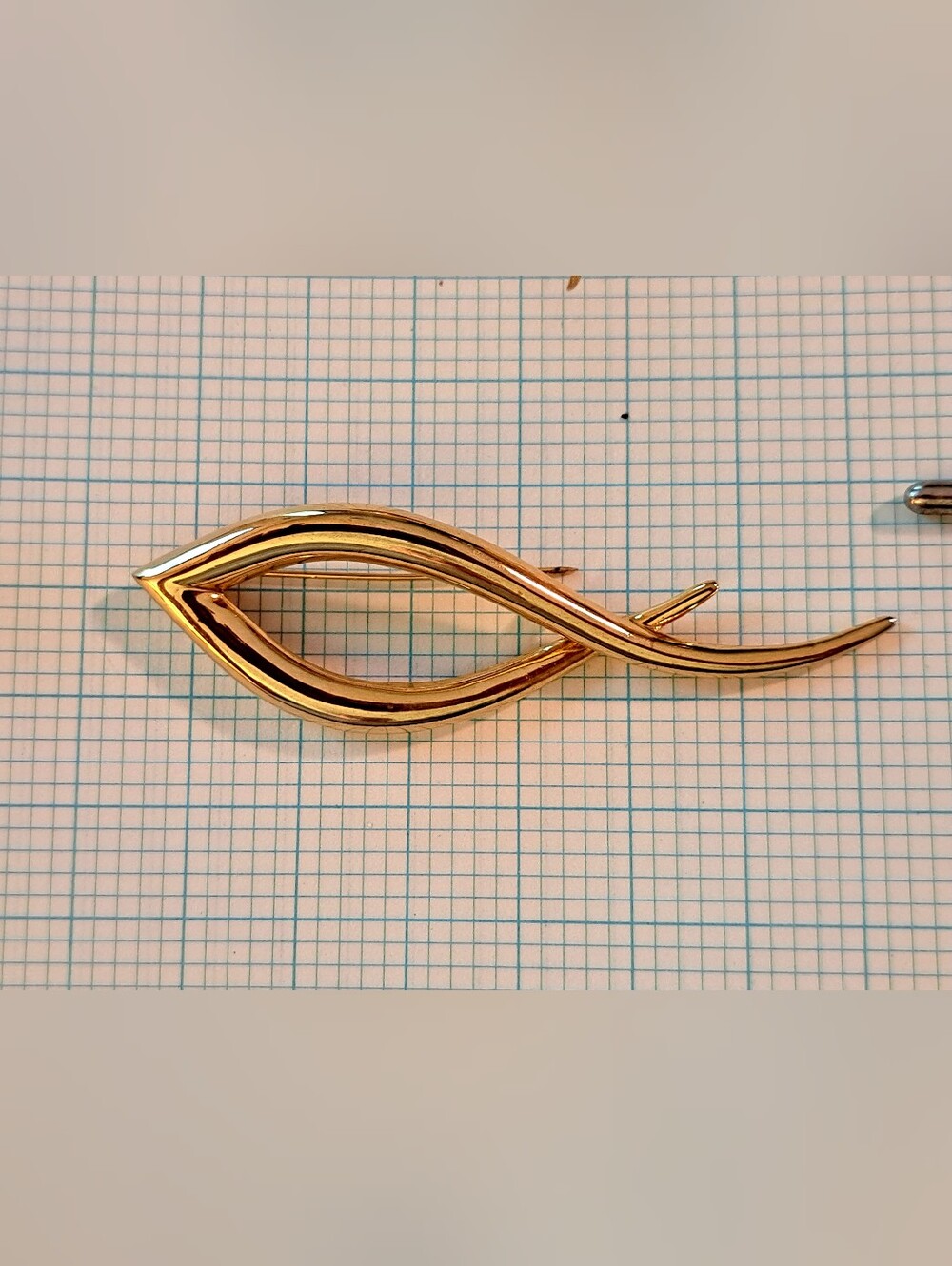 Sleek Gold-Tone Fish Wave Brooch Pin - Vintage Women's Jewelry